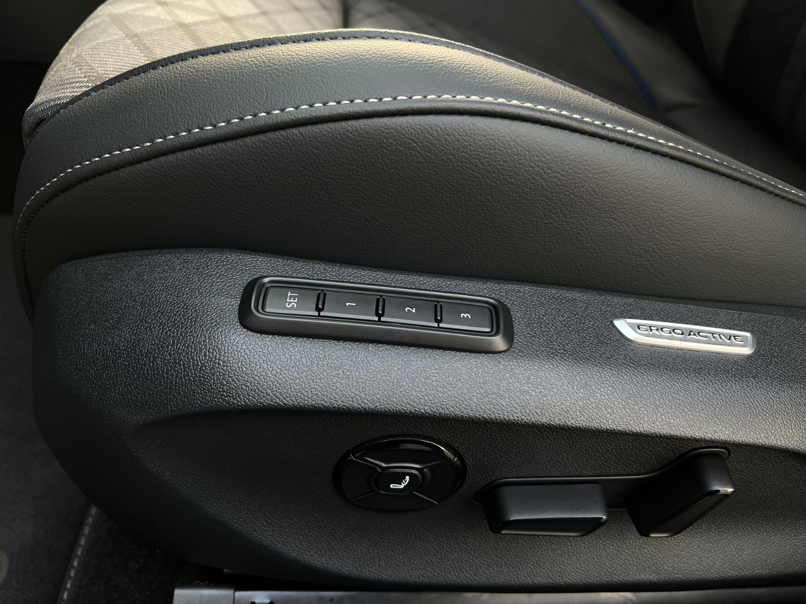 Fahrzeugabbildung Volkswagen Passat Variant R-Line 2.0 TDI DSG 4MOTION *AHK,