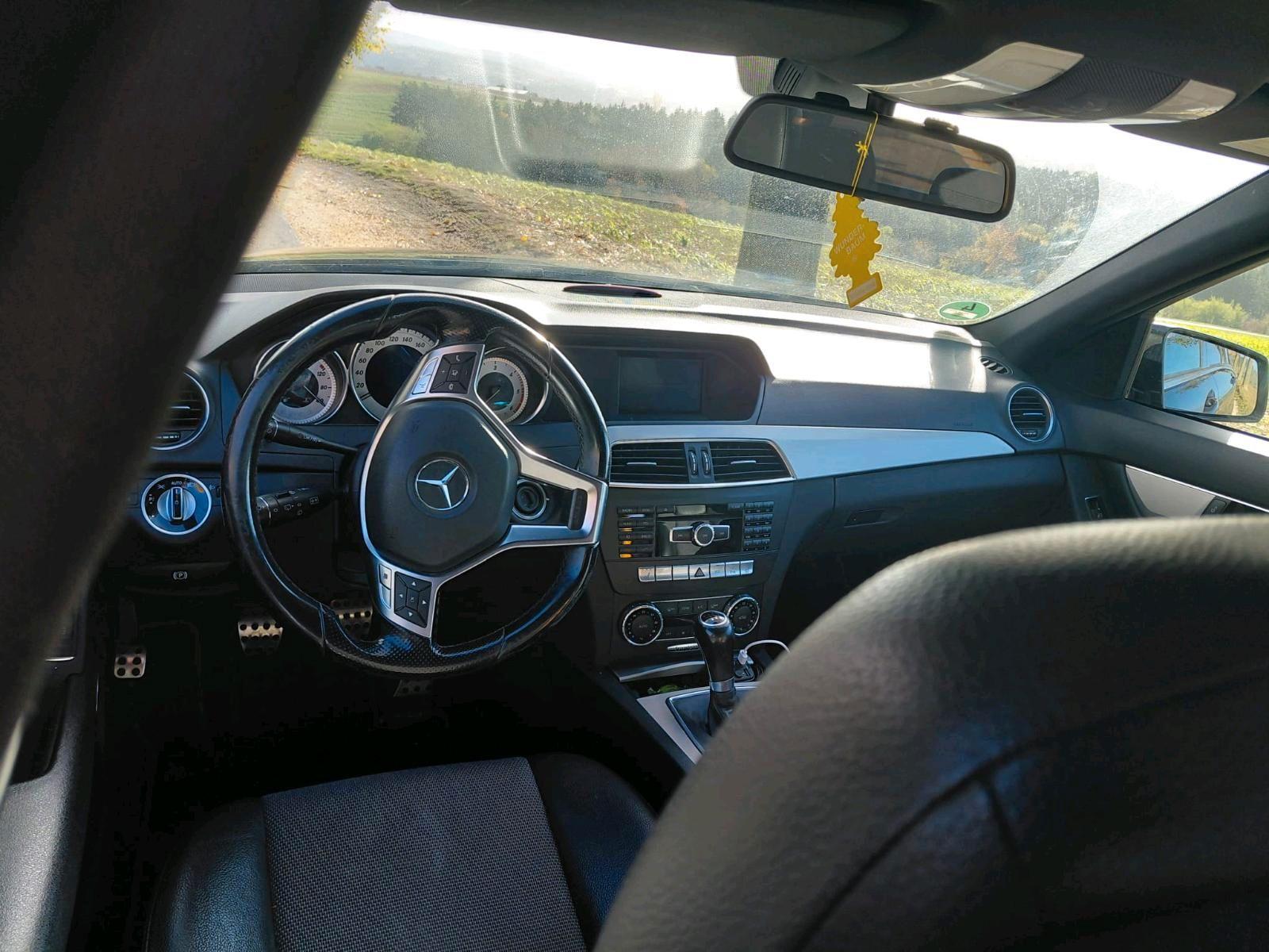 Mercedes-Benz 250 2011 — interior