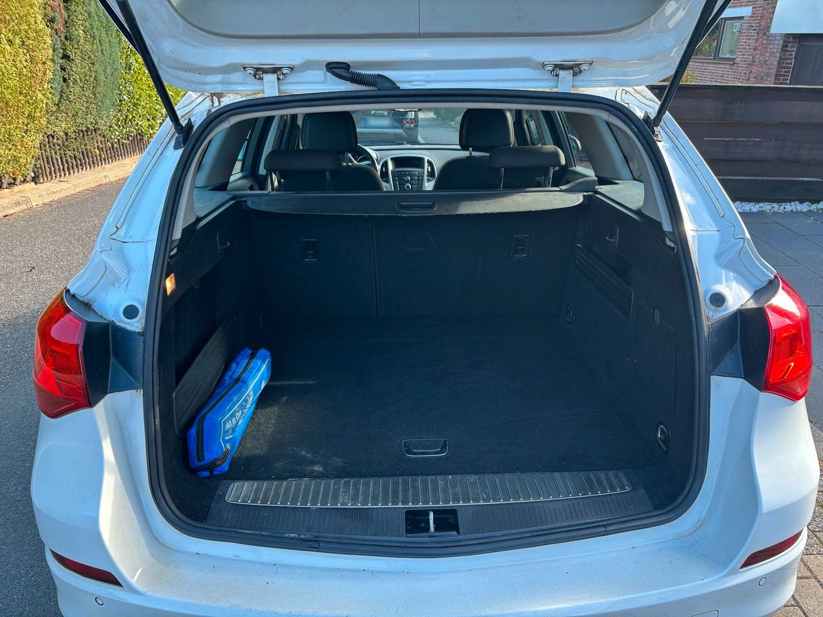 Opel Astra 2011 — photo 5