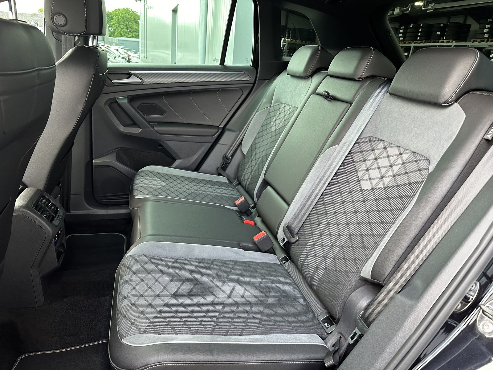 Fahrzeugabbildung Volkswagen Tiguan 2.0 TDI 4M DSG R-Line NAV+MATRIX+AHK+ACC