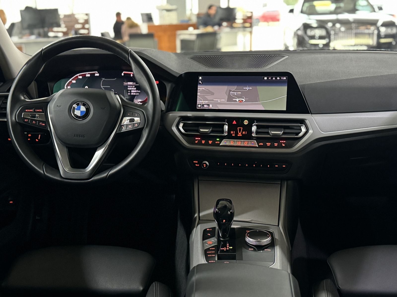 Fahrzeugabbildung BMW 320d Kamera HUD DAB H/K WLAN AHK Alarm Sport LED