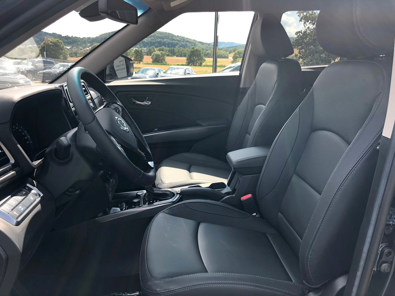 Fahrzeugabbildung Ssangyong TIVOLI Blackline 1,5 P 6 AT 2WD BLACKLINE+MY23+L