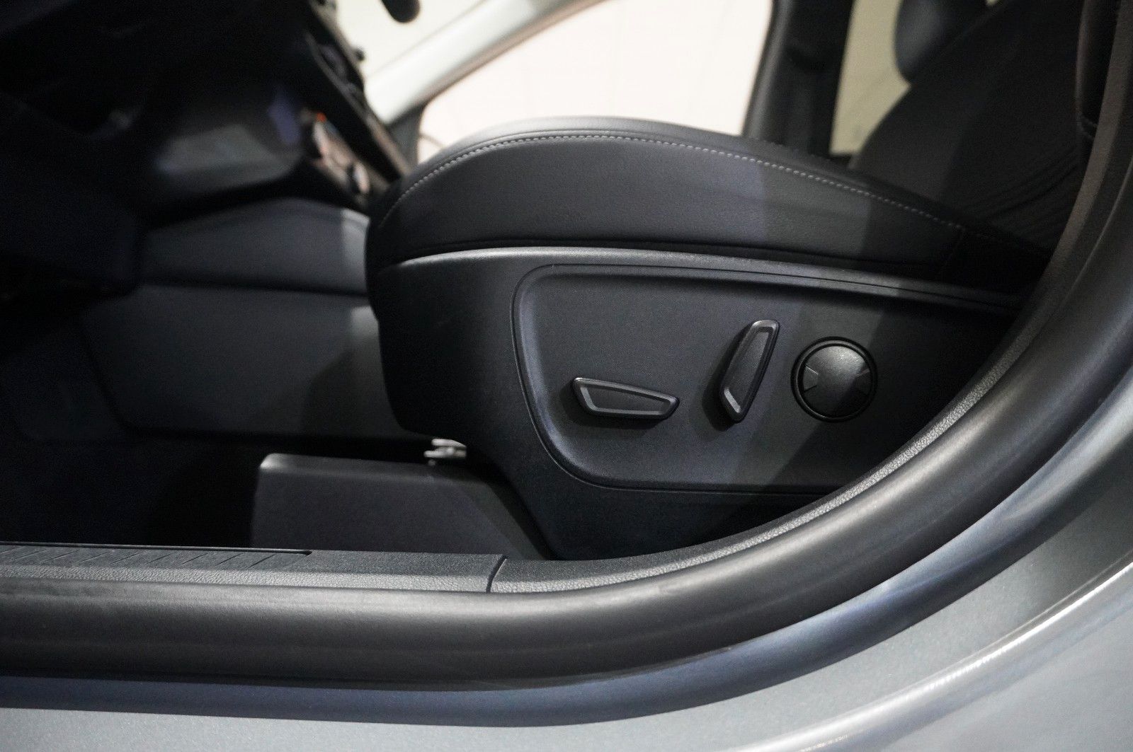 Fahrzeugabbildung Ford Kuga 2.5 HYBRID TITANIUM X 4X4 NAVI/LED/KAMERA