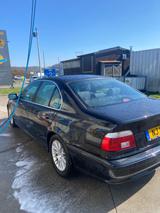 BMW 525i A - - BMW 525 mit Benzin-Antrieb