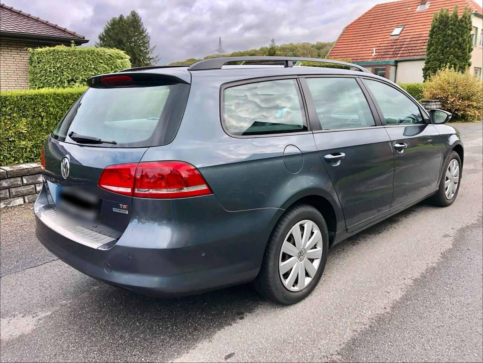 Volkswagen Passat 2011 — rear view