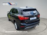 BMW X1 xDrive20i Advantage AHK+RFK+LENKRADHZ+LORDOSE - BMW X1 mit Benzin-Antrieb: Schwarz, Ambiente-Beleuchtung