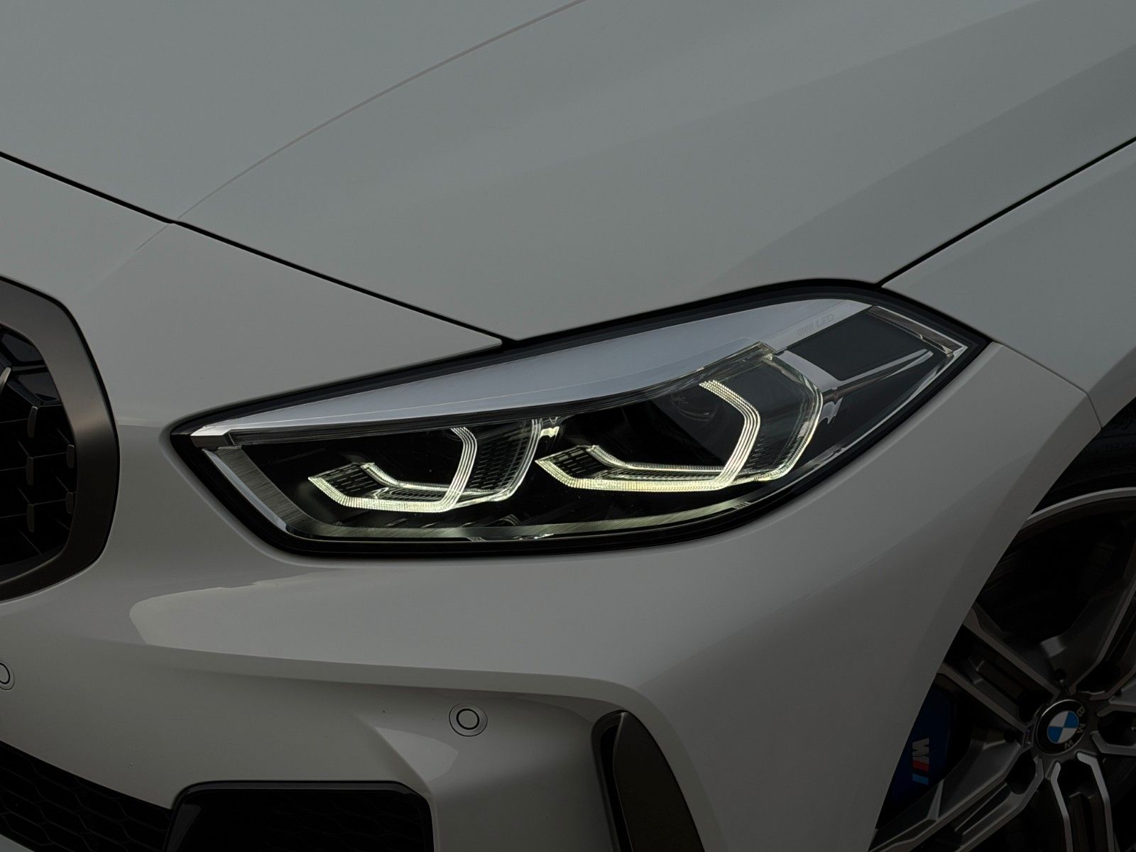 Fahrzeugabbildung BMW M135i xDrive HiFi SHZ LED DAB PDC Wireless Temp