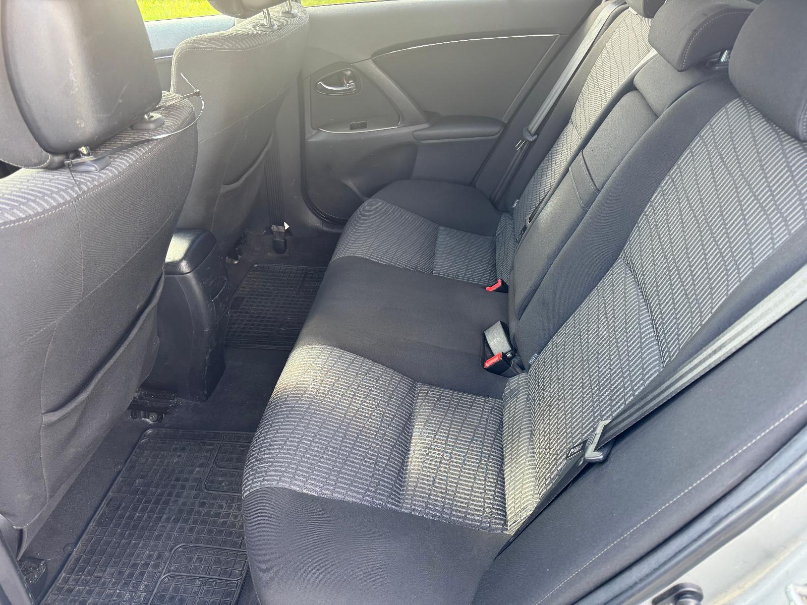 Toyota Avensis 2011 — photo 10