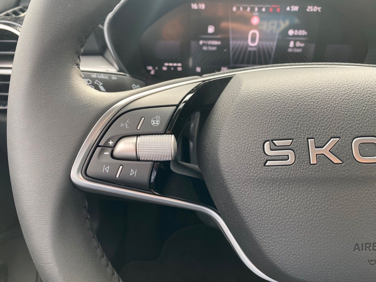 Fahrzeugabbildung SKODA Fabia 1.0 TSI DSG+BEHEIZ. LENKRAD+KAMERA+SMARTLI