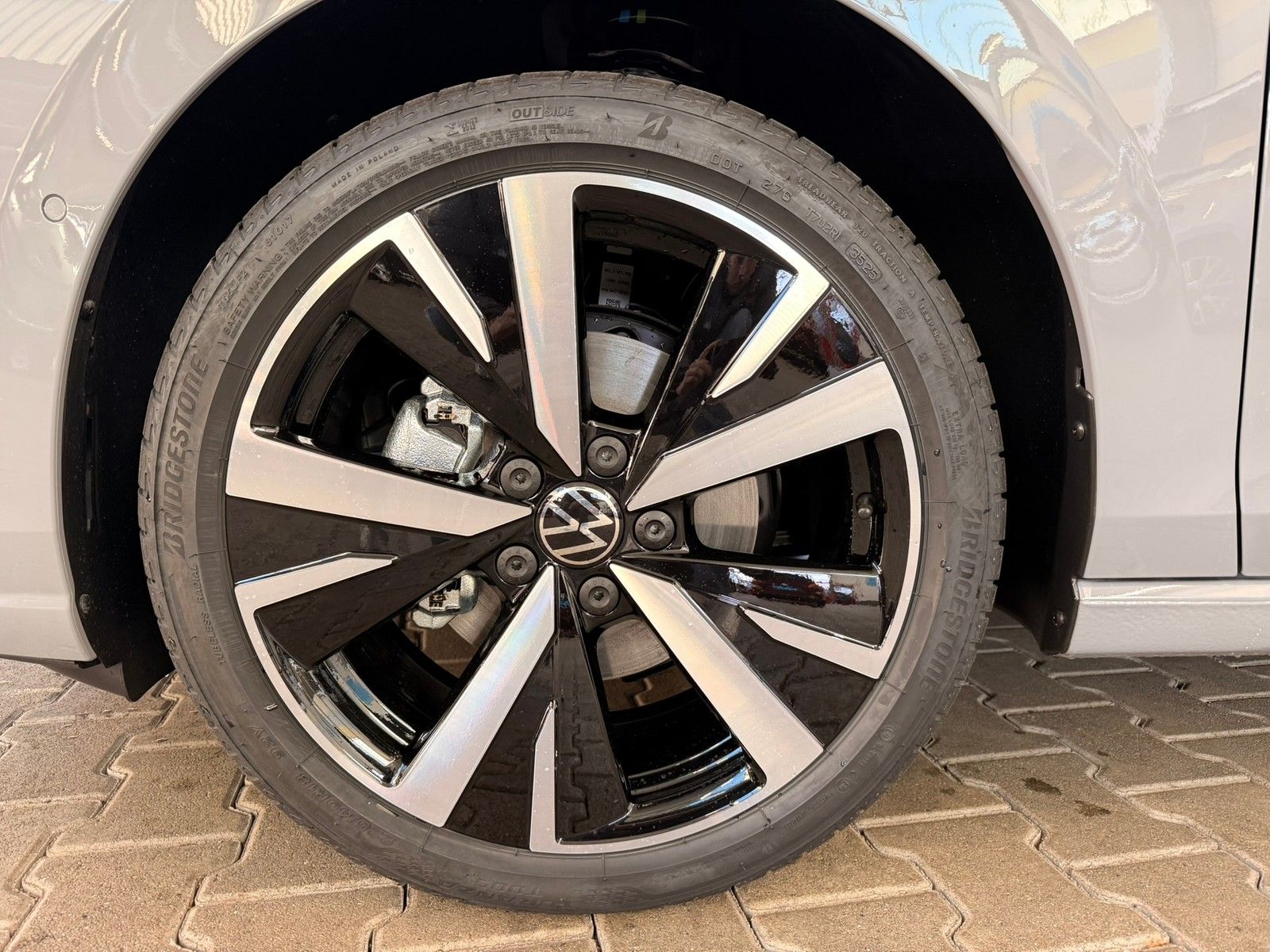 Fahrzeugabbildung Volkswagen Golf VIII Lim. 1.5 eTSI 110 kW Style DSG + Navi