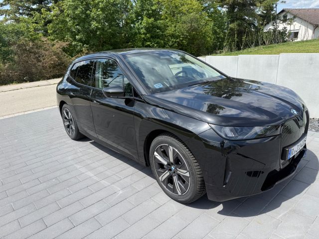 BMW iX xDrive45 - Unfallfrei, EZ10/25, 408PS, AHK, 