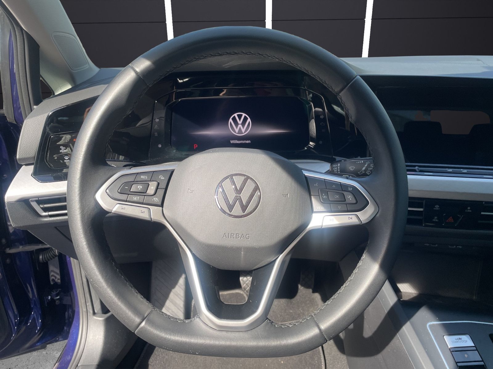 Fahrzeugabbildung Volkswagen Golf VIII Variant Life *AHK*PDC*Ambiente*Navi*