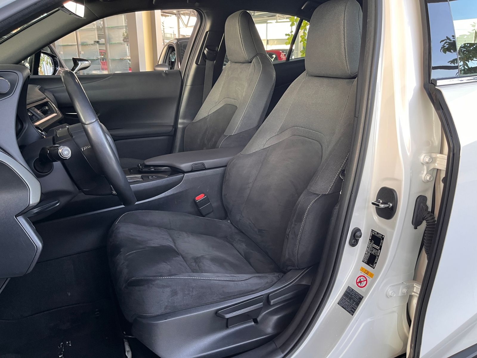 Fahrzeugabbildung Lexus UX 250 h Launch Edition LED NAV SHZ RFK