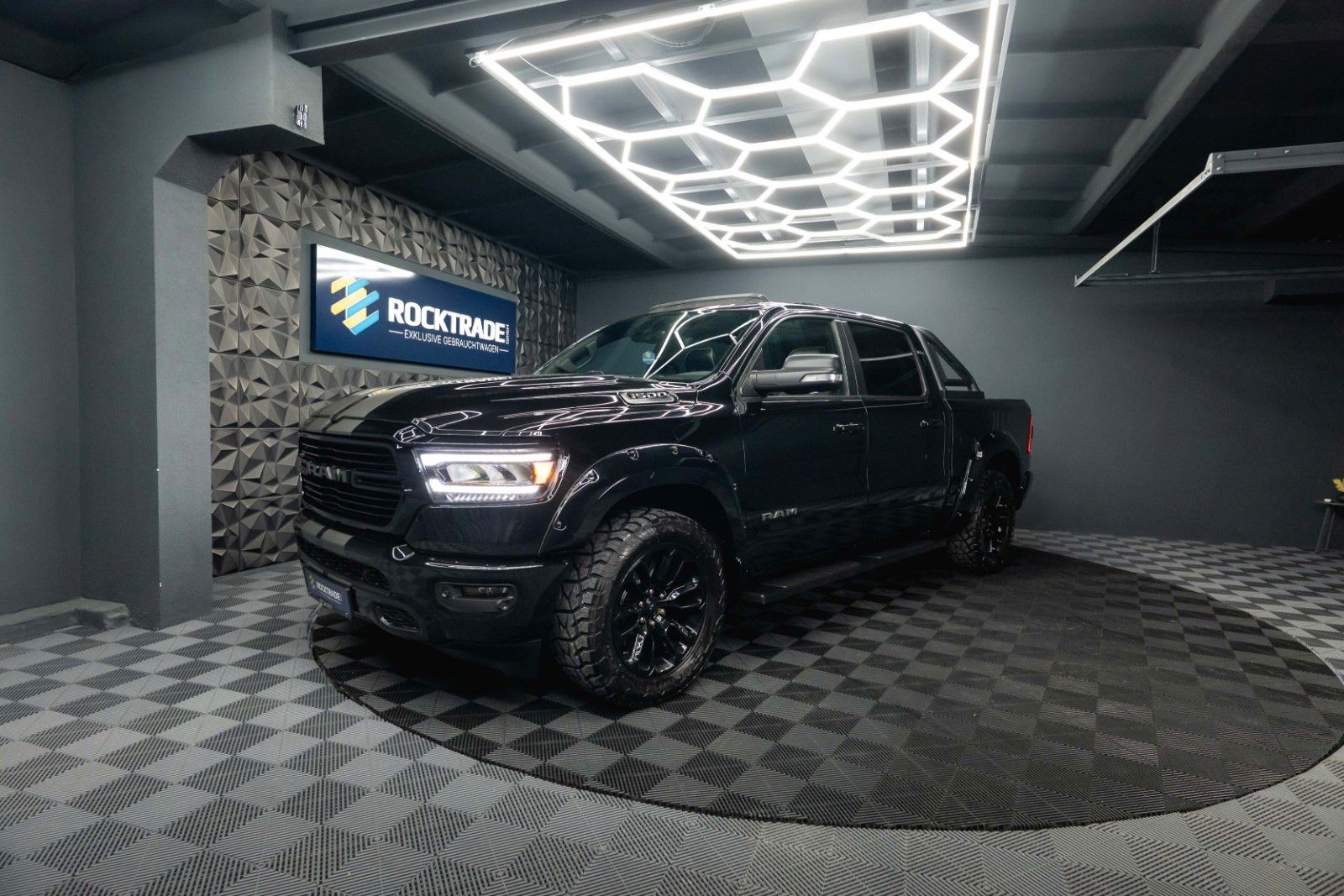 Fahrzeugabbildung Dodge RAM 5.7 V8 HEMI 4x4 Night LARAMIE Pano LED 19%
