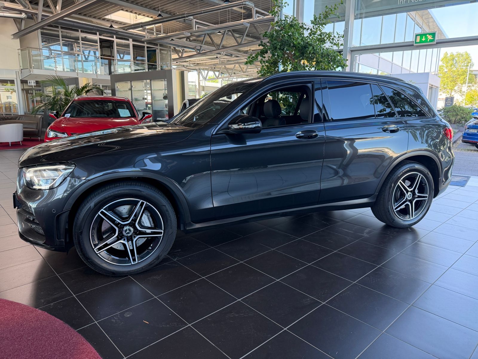 Fahrzeugabbildung Mercedes-Benz GLC 200 4Matic AMG Line AHK LED NAV SHZ 19"