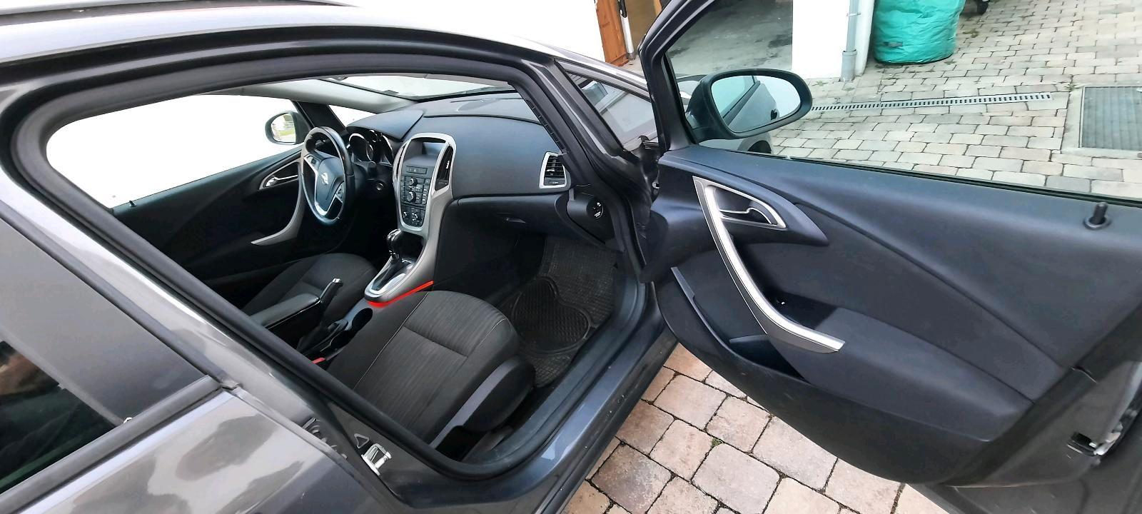 Opel Astra 2012 — photo 11
