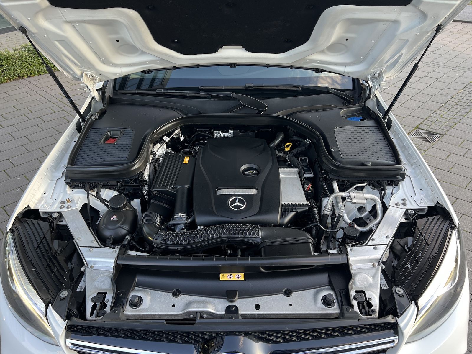 Fahrzeugabbildung Mercedes-Benz GLC 250 4Matic AMG NAVI/LED/AHK/PANO/R-KAMERA