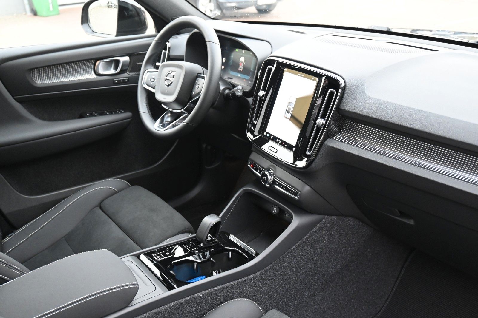 Fahrzeugabbildung Volvo XC40 B3 DKG Plus Black Edition*PANO*360°*ACC*AHK