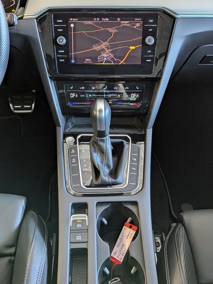 Fahrzeugabbildung Volkswagen Passat 2.0 TSI R-Line Elegan HUD Matrix Pano 19"