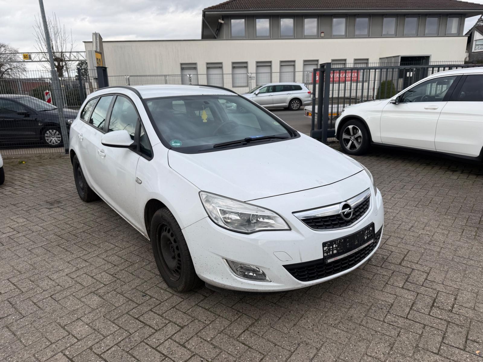 Opel Astra 2012 — rear view