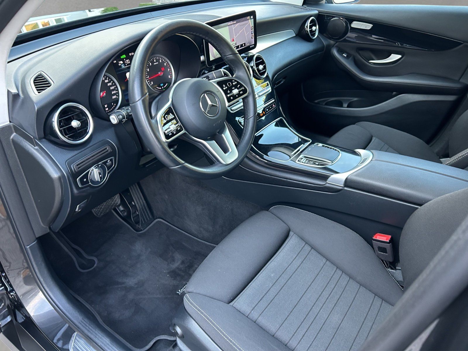 Fahrzeugabbildung Mercedes-Benz GLC 300e 4M Kamera LED Business MBUX CarPlay DAB