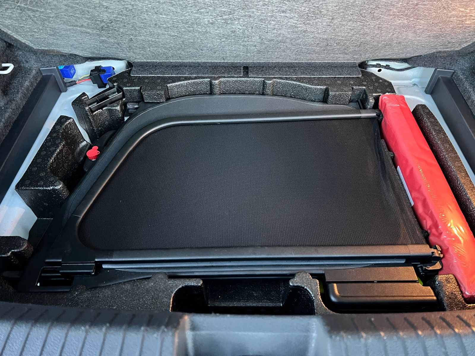 Fahrzeugabbildung Volkswagen T-Roc Cabrio R-Line Black AHK BEATS NAVI SHZ