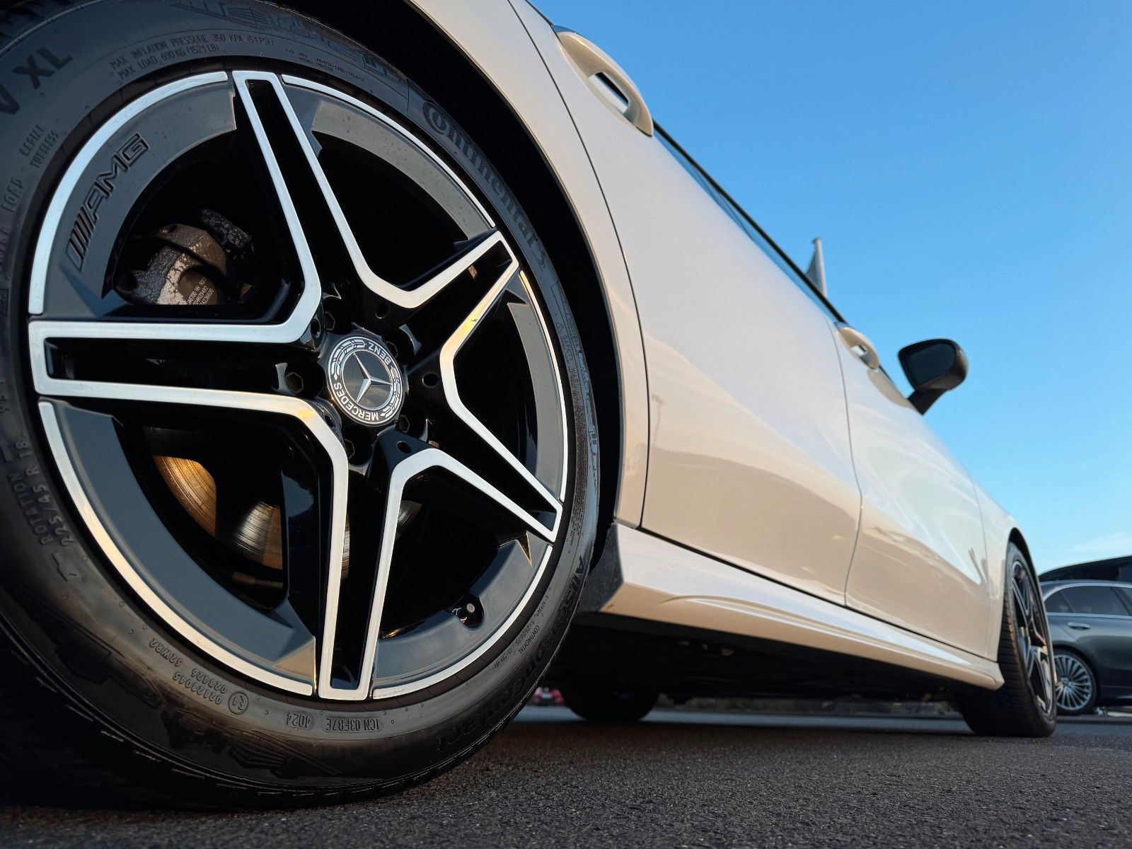 Fahrzeugabbildung Mercedes-Benz CLA 200 SB+AMG+Pano+Distr+Ambiente+Night+RFK