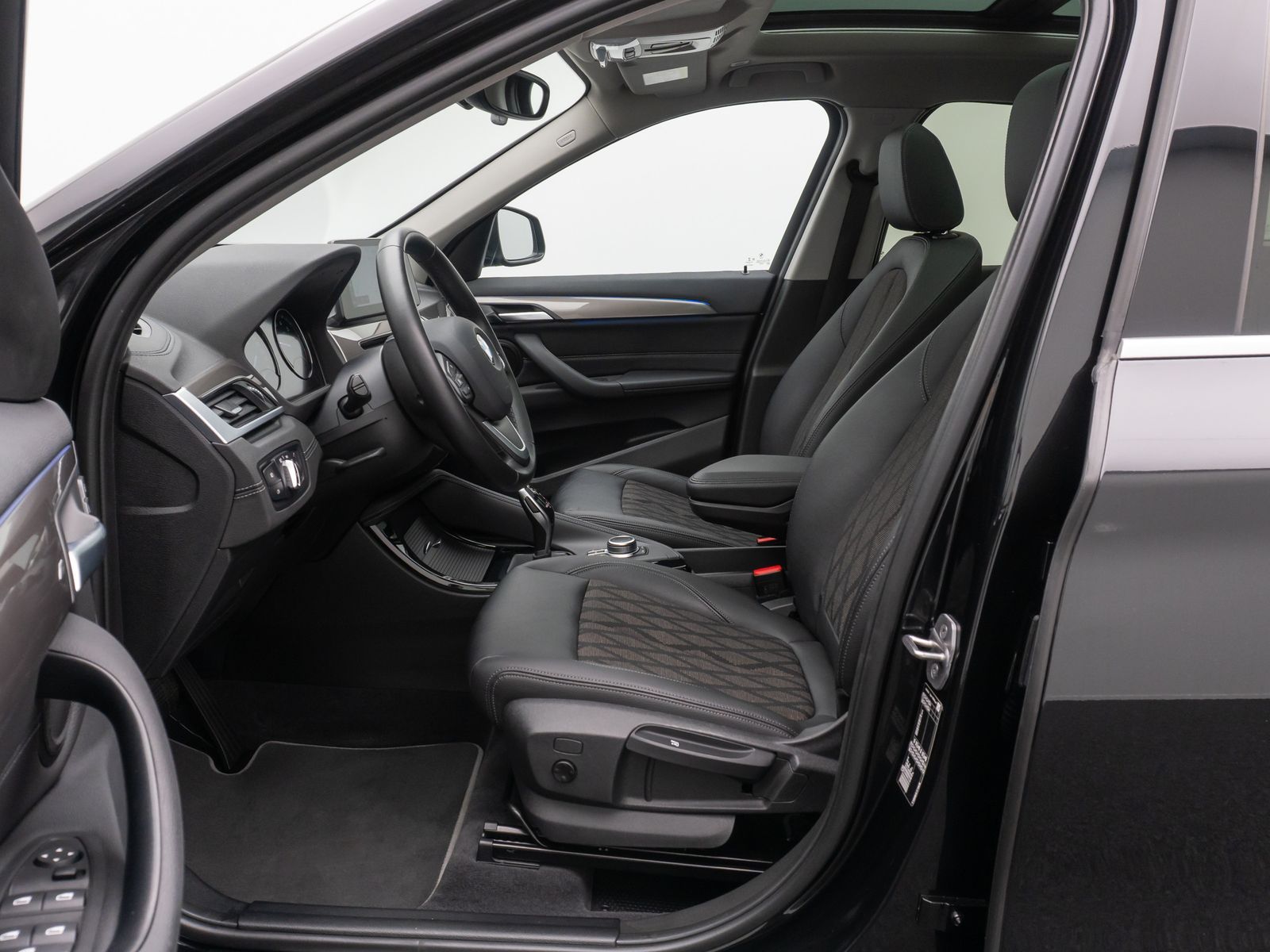 Fahrzeugabbildung BMW X1 sD18i xLine Panoram Kamera HUD DAB HiFi Alarm