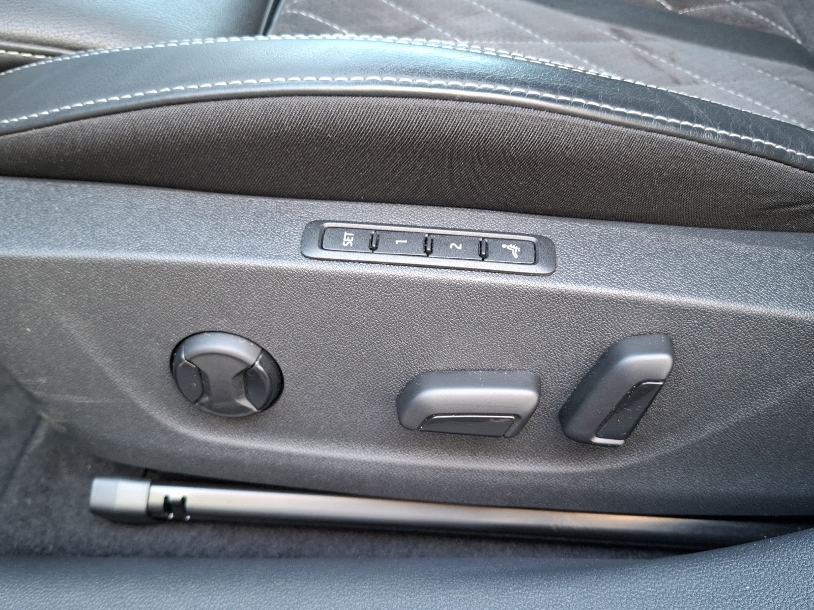 Fahrzeugabbildung SKODA Octavia Combi TDI RS Plus 4x4 Matrix Navi HUD AI