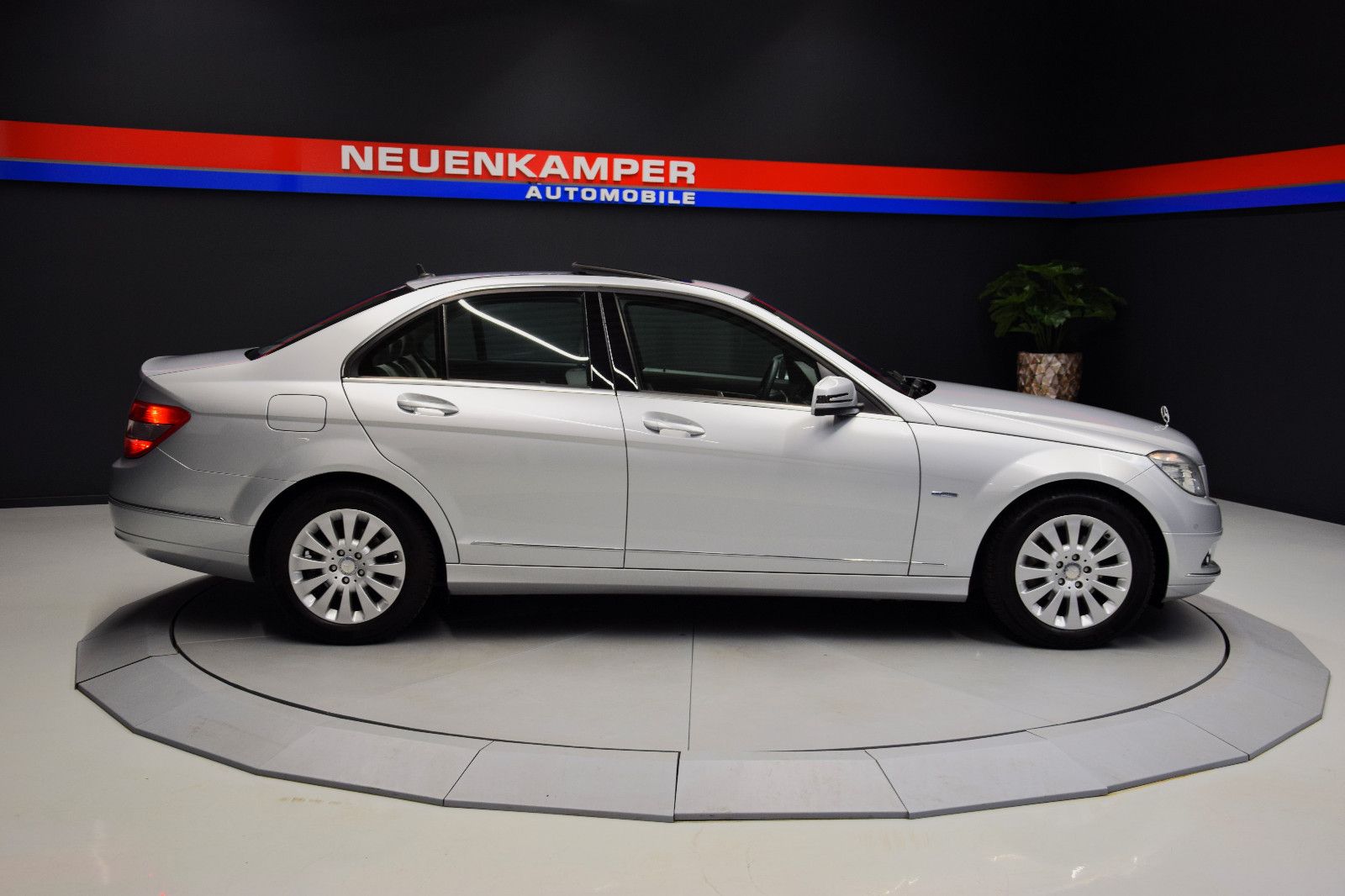 Fahrzeugabbildung Mercedes-Benz C 180 CGI Elegance Limousine Automatik 1. Hand