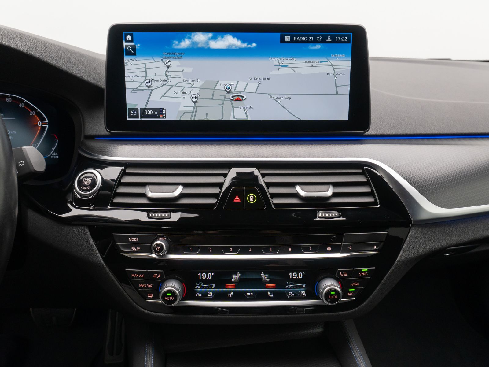Fahrzeugabbildung BMW 520d M Sport Kamera HUD HiFi AHK Stop&Go Alarm