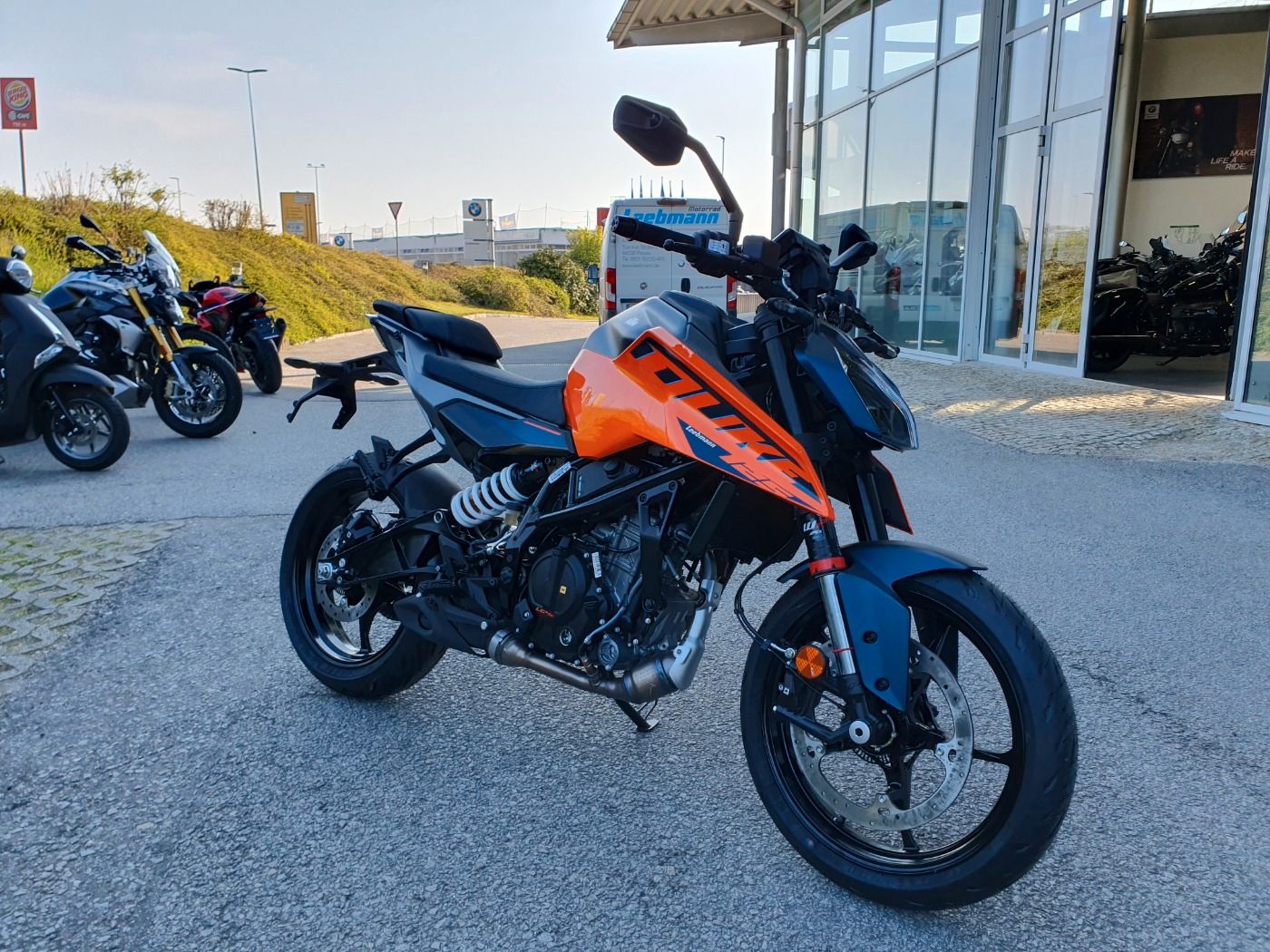 Fahrzeugabbildung KTM 125 Duke Modell 2024 beide Farben lagernd