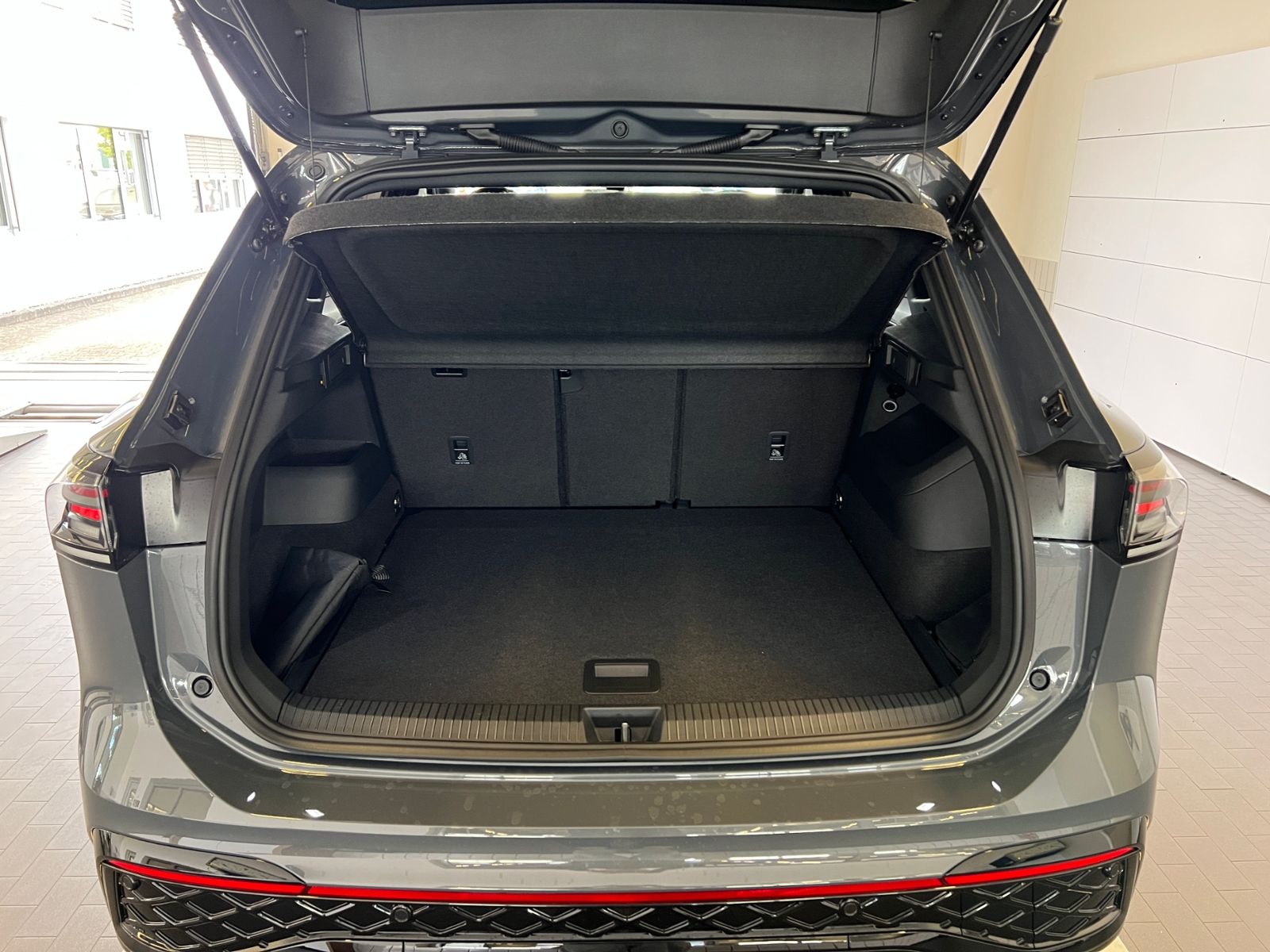 Fahrzeugabbildung Volkswagen Tiguan  R-Line 2.0 TDI DSG 4MOTION *AHK, Navi, P