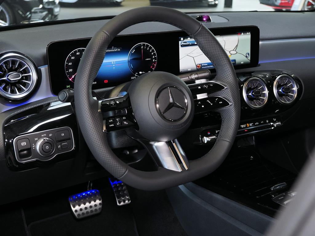 Mercedes-Benz A 250 e AMG NIGHT PANO MULTIBEAM DISTRONIC 360°