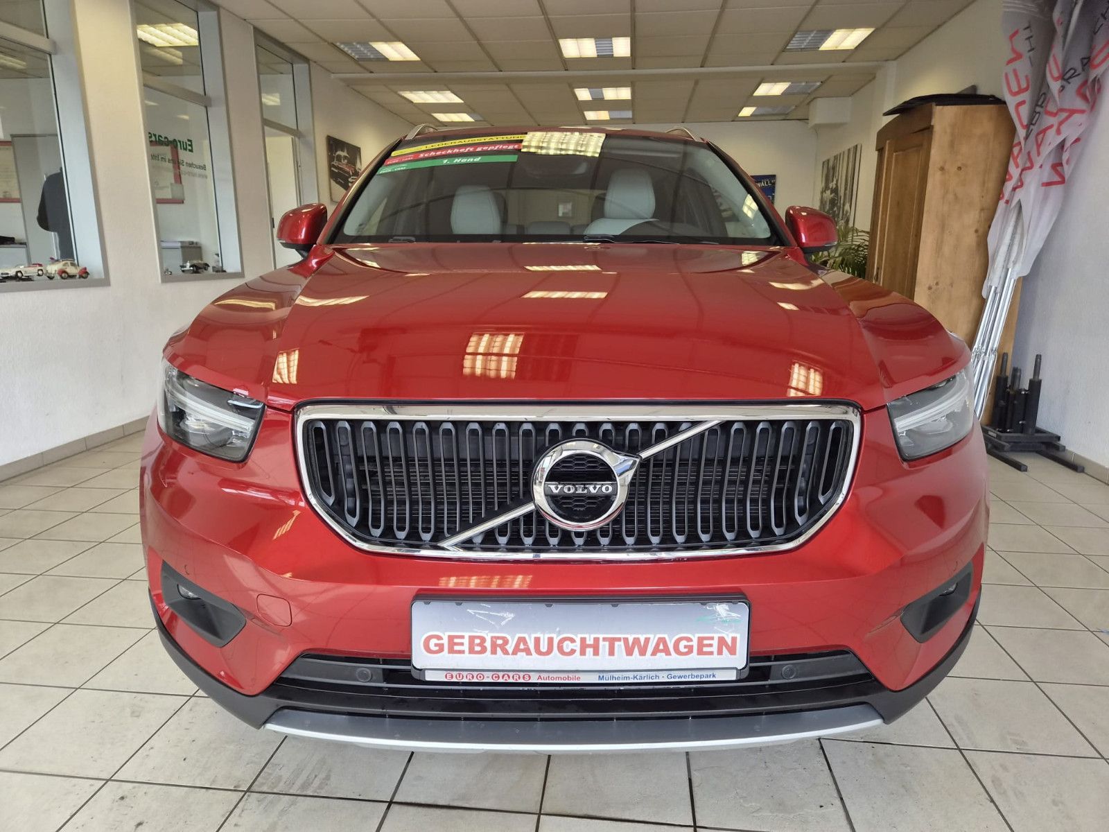 Fahrzeugabbildung Volvo XC 40Momentum AWD / H&K Sound / 1. Hand / S-HEFT