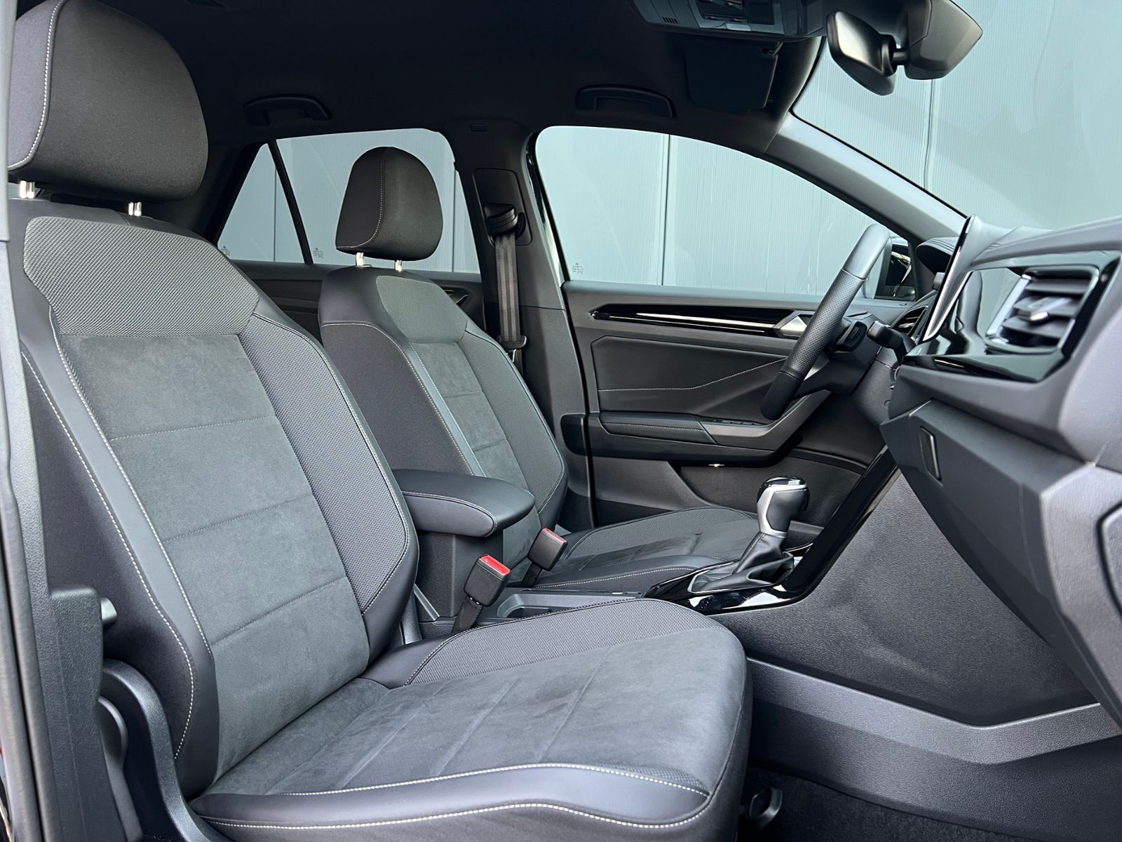 Fahrzeugabbildung Volkswagen T-Roc R-Line 1.5 TSI DSG *AHK,LED,BlackStyle,PDC