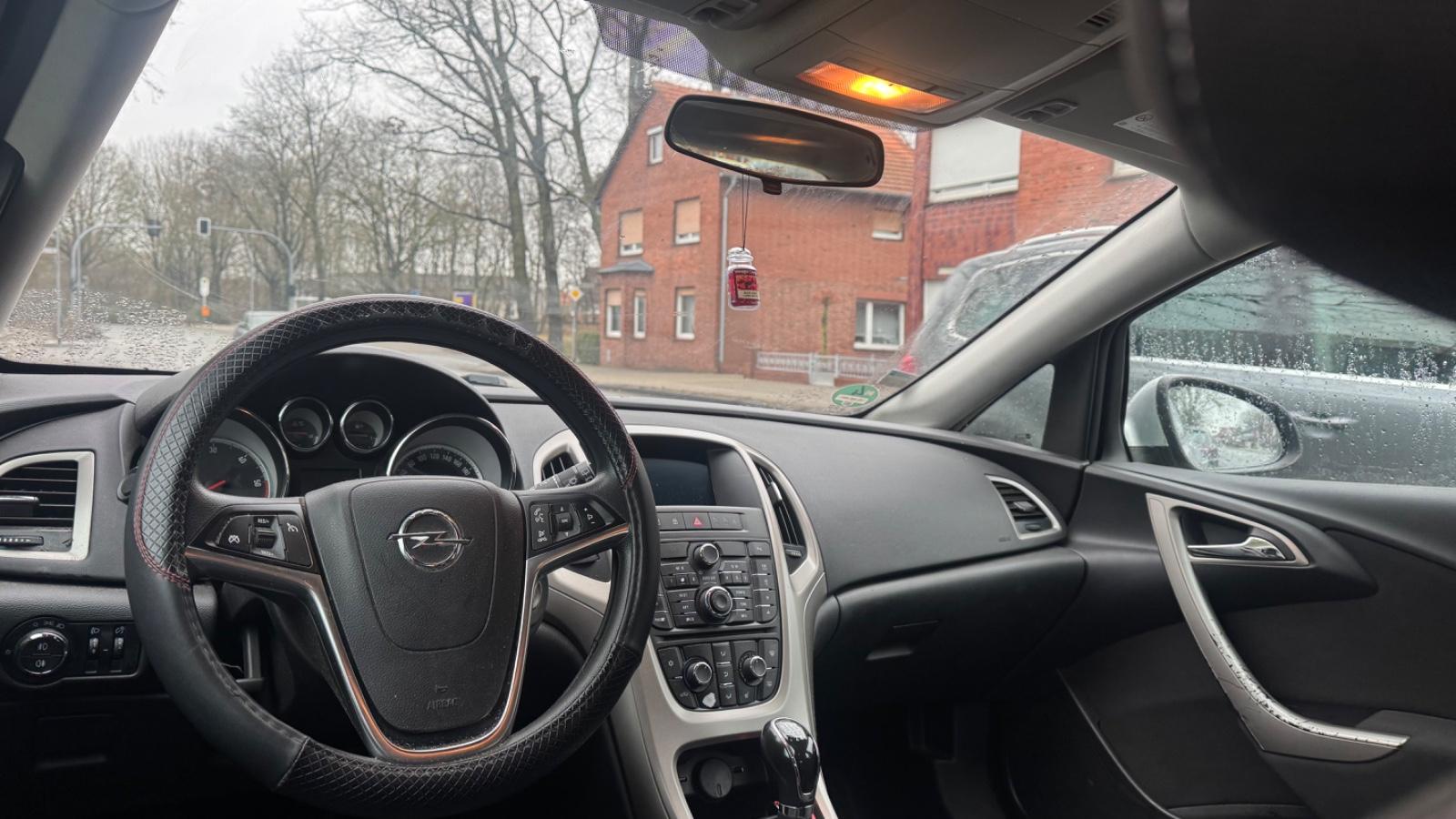 Opel Astra 2012 — photo 7