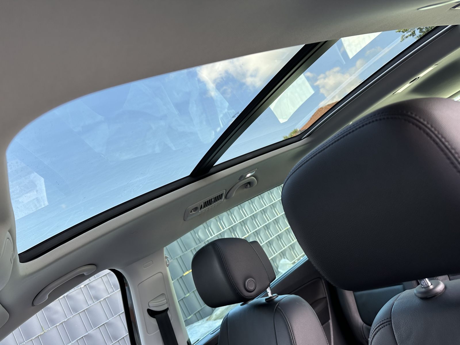 Fahrzeugabbildung Volkswagen Sharan 1.4 TSI DSG 7-Sitzer HL NAV+XEN+AHK+PANO