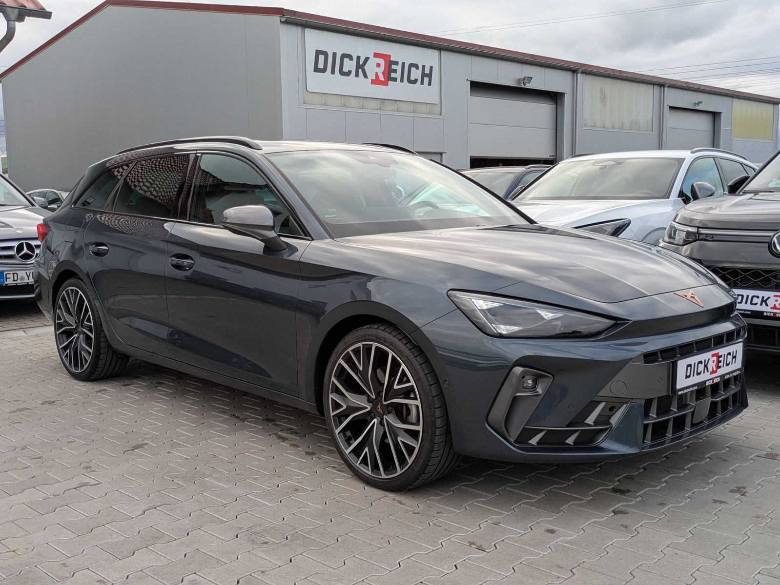 Fahrzeugabbildung CUPRA Leon 1.5 eTSI MATRIX*PANO*ALCAN.*AHK*SENN*Drive2