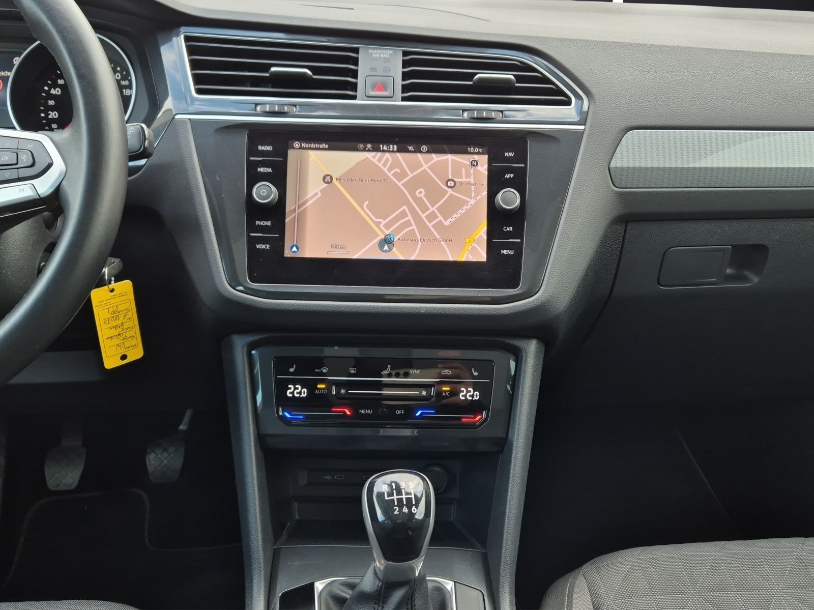 Fahrzeugabbildung Volkswagen Tiguan TSI Life LED AHK Navi Pano ACC Park-Assis