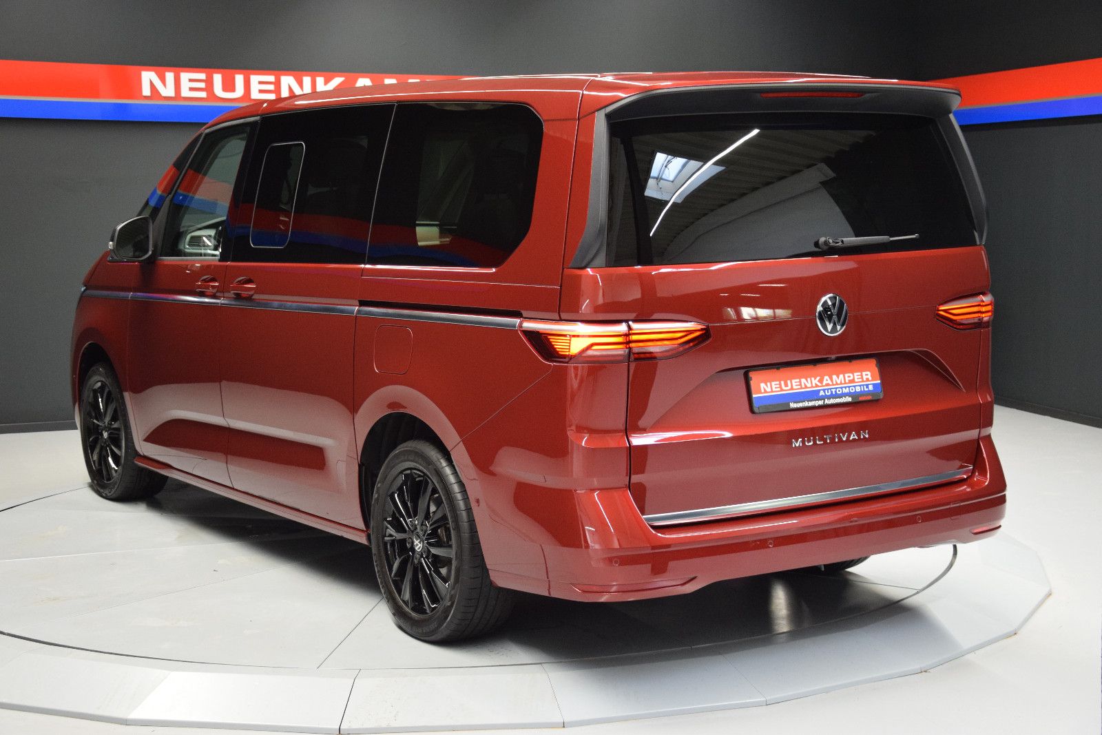 Fahrzeugabbildung Volkswagen T7 Multivan ACC DCC AHK HuD Pano Harman Kardon