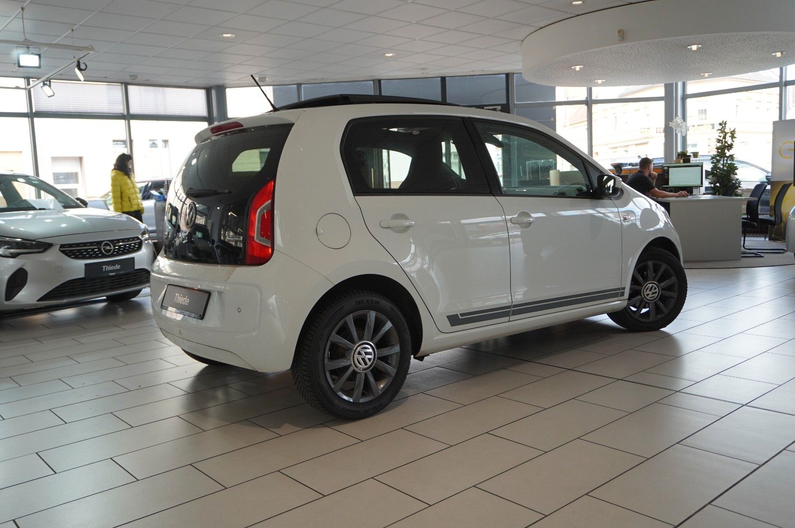Fahrzeugabbildung Volkswagen up! 1.0 CLUB 5-TÜR NAVI/SPORT/PANO./SHZ/PDC/TEMP