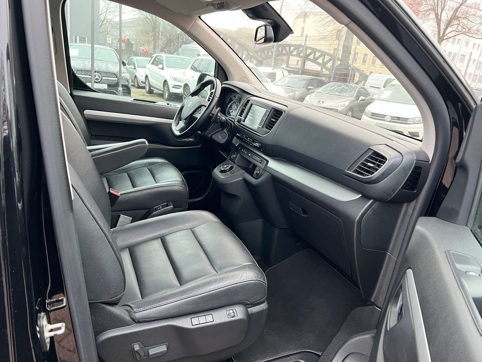 Fahrzeugabbildung Peugeot Traveller Business VIP L2 7-SITZER ABSOLUT VOLL