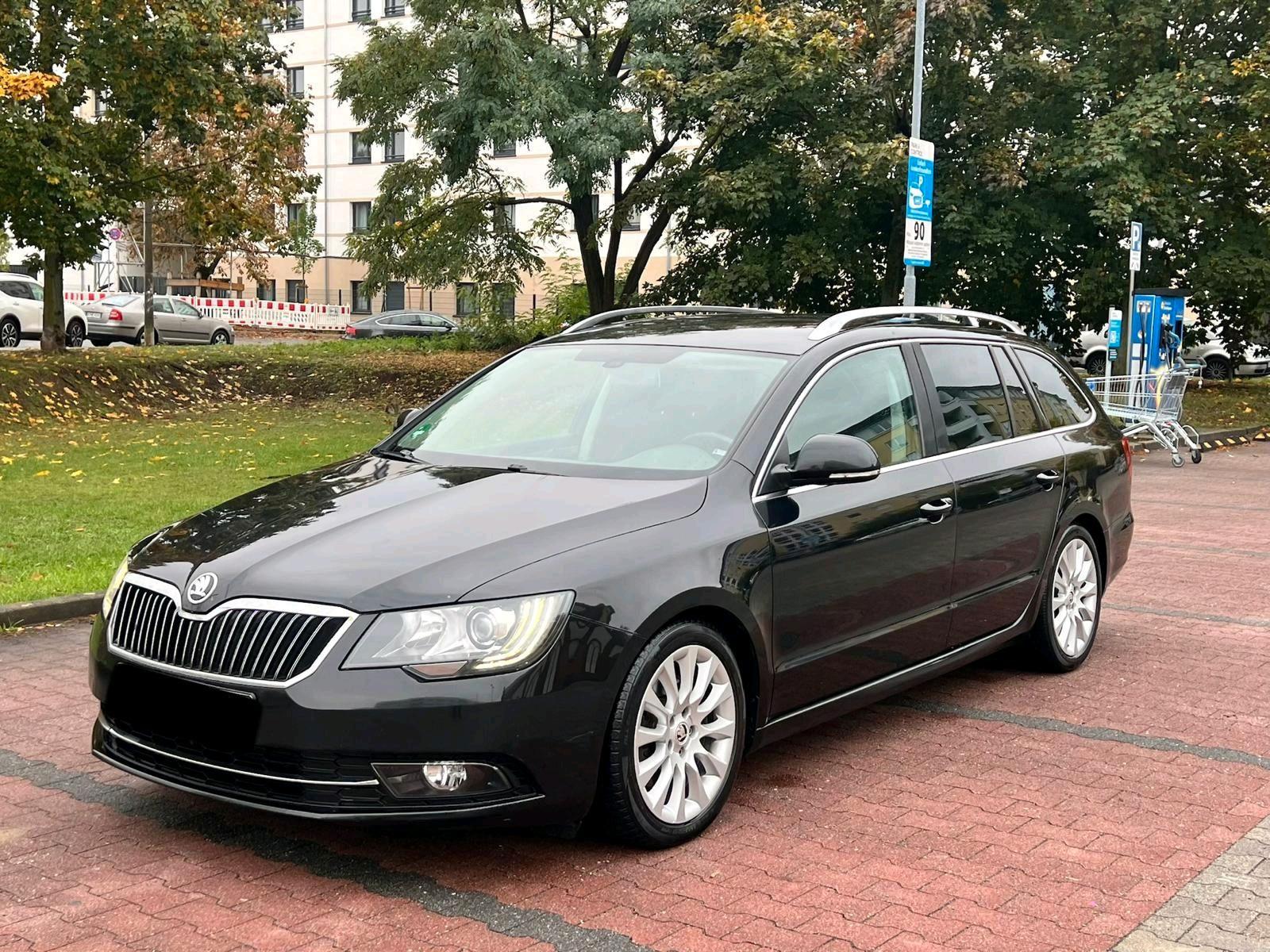 Skoda Superb 2013 — вигляд ззаду