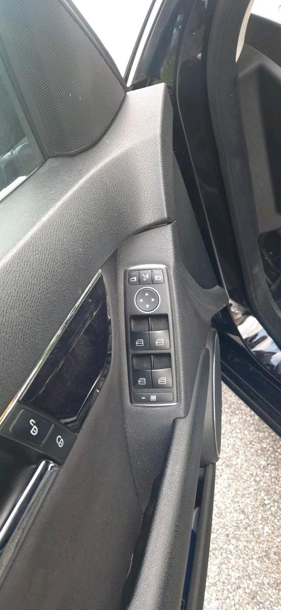 Mercedes-Benz  2011 — photo 7