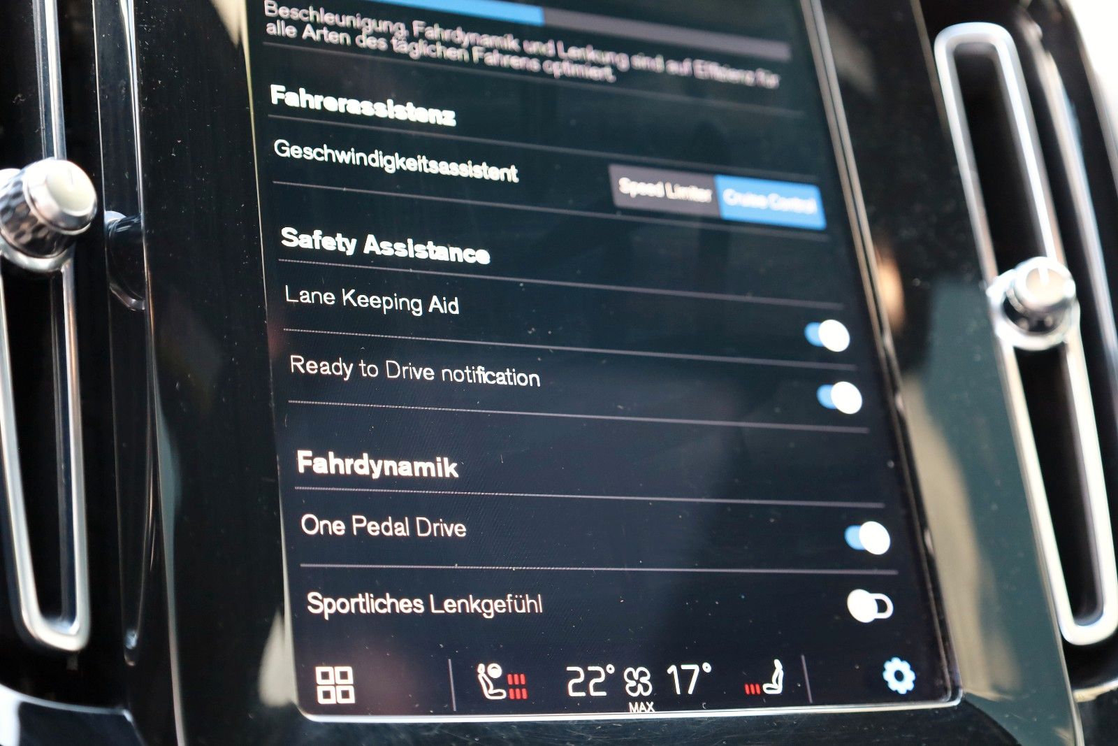 Fahrzeugabbildung Volvo C40 Core Recharge,Navi,LED,SH,Kamera,Panorama