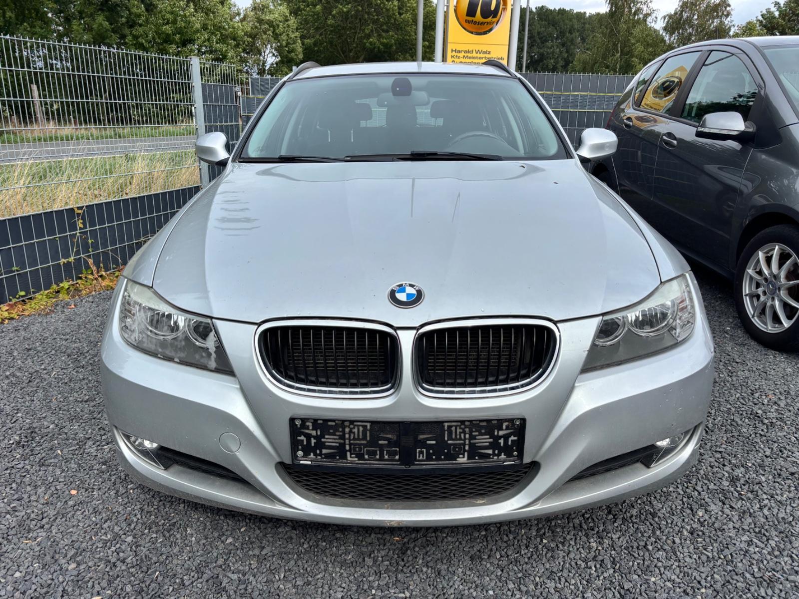 BMW 318 2012 — rear view
