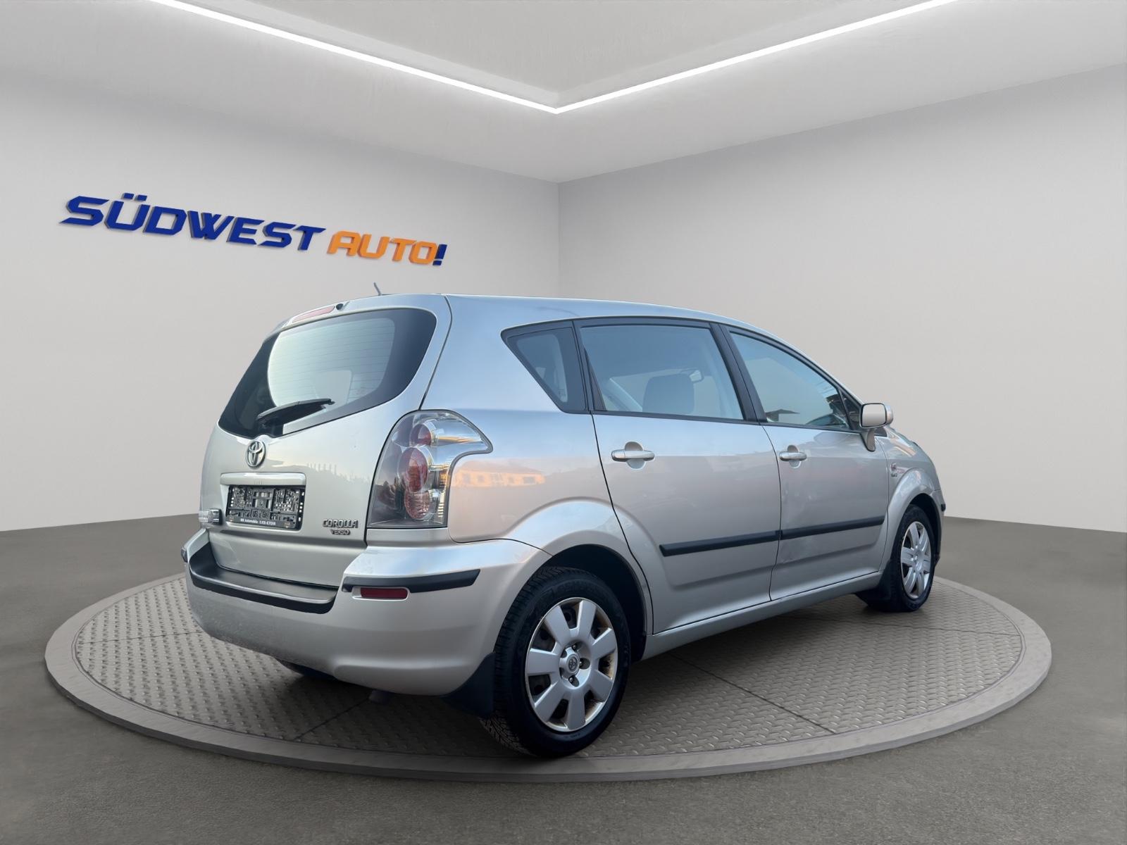 Toyota Corolla Verso 2004 — салон
