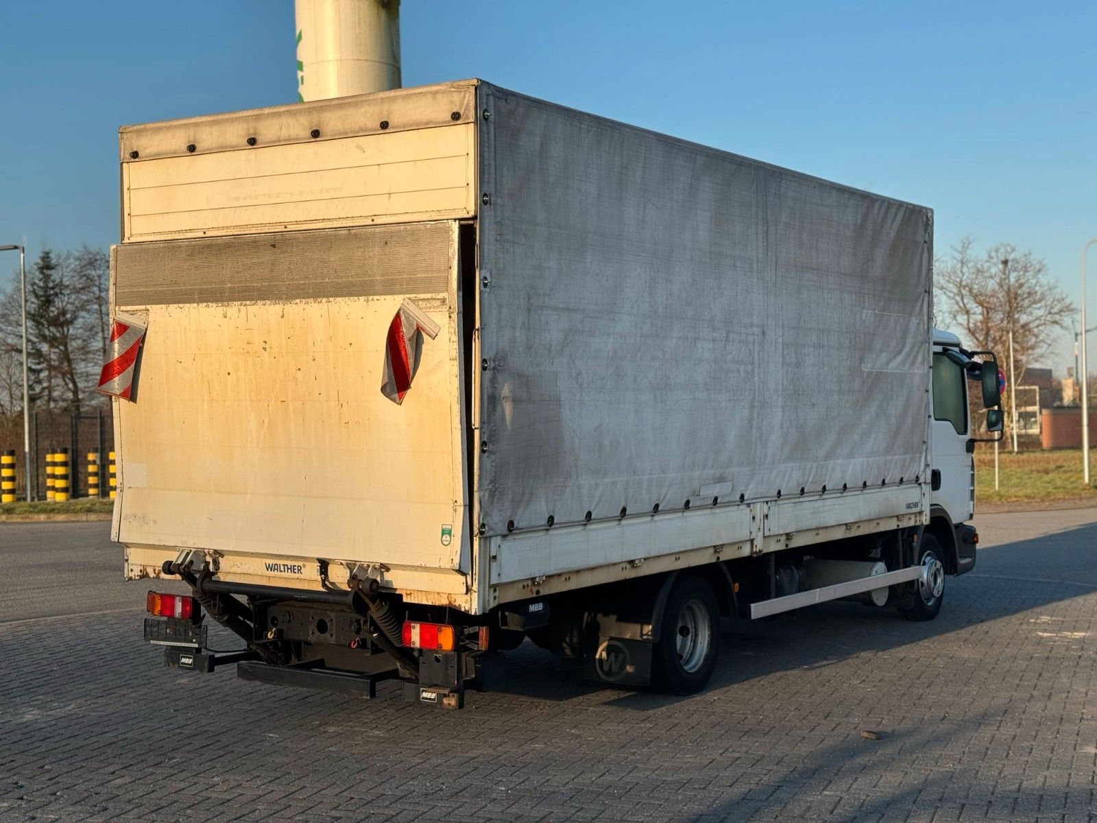 Fahrzeugabbildung MAN TGL 8.180 4x2 Pritsche Plane LBW