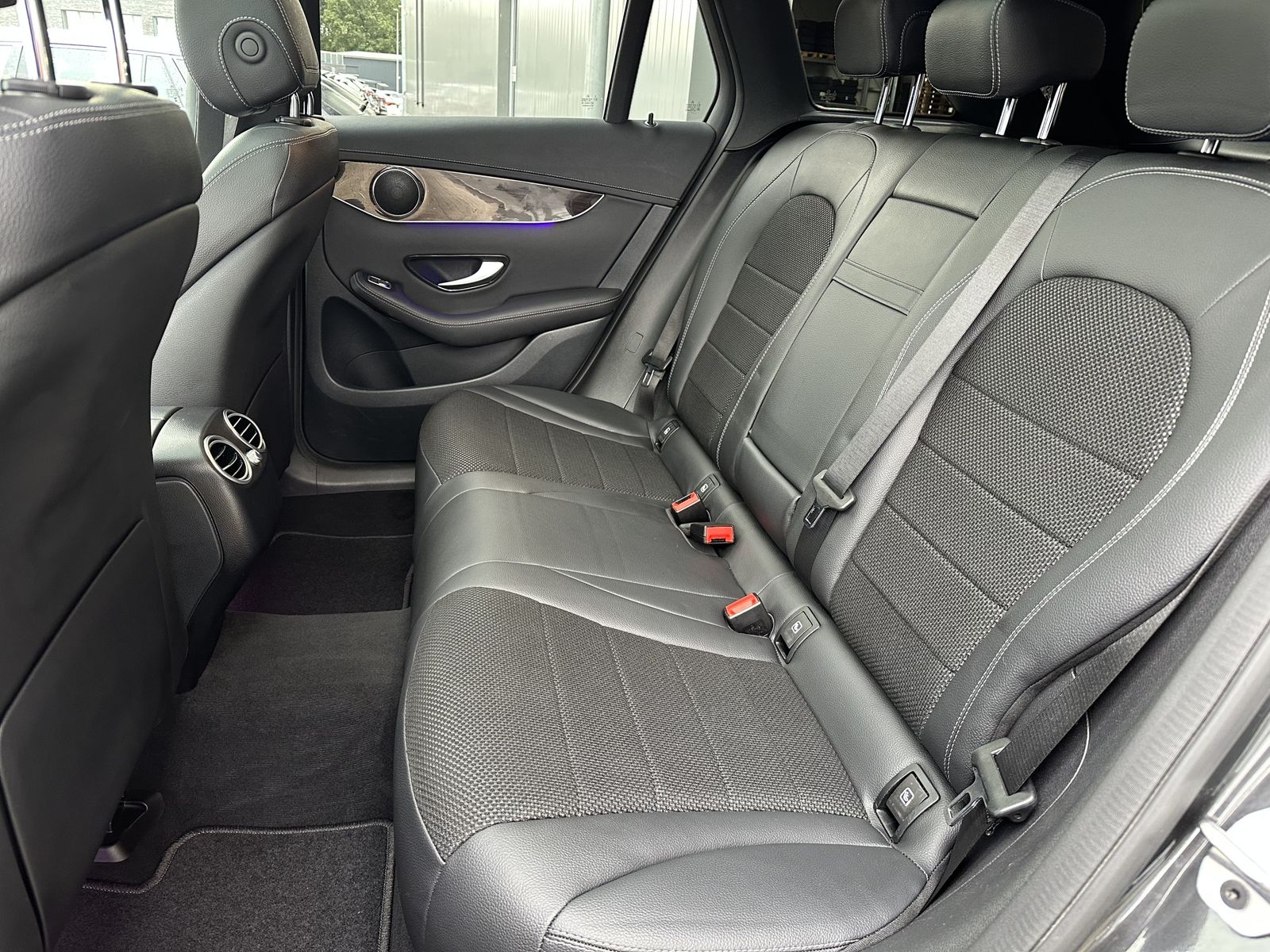 Fahrzeugabbildung Mercedes-Benz GLC 300e 4Matic Luxury NAV+LED+PANO+19ZOLL+1HD